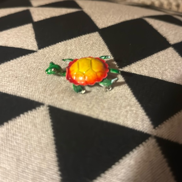 Turtle Pin - Picture 2 of 6